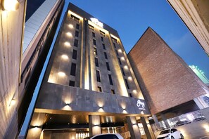 Front of property – evening/night - Gangneung Grey Hotel (Gangneung)