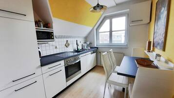 Kühlschrank, Ofen, Wasserkocher mit Kaffee-/Teezubehör, Wasserkocher