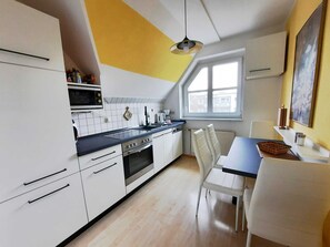 Kühlschrank, Ofen, Wasserkocher mit Kaffee-/Teezubehör, Wasserkocher