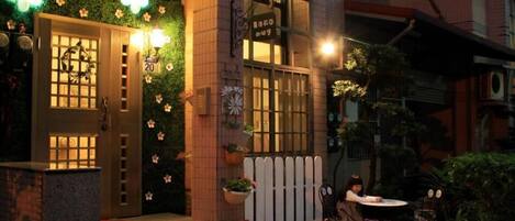 住宿正面 (夜晚)