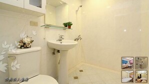 Standard Quadruple Room | Bilik Mandi
