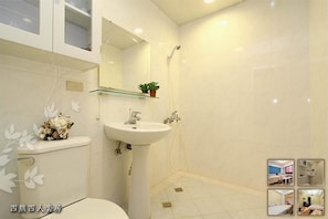 标准四人房 | 浴室 | 淋浴设施、免费洗浴用品、吹风机、拖鞋