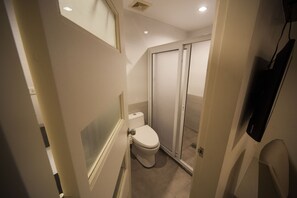 Shower, free toiletries, hair dryer, slippers - NS Royal Hotel (Cebu City)