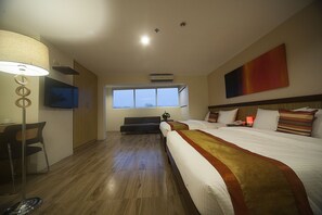Escritorio, tabla de planchar con plancha, wifi gratis y ropa de cama 