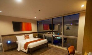 Escritorio, tabla de planchar con plancha, wifi gratis y ropa de cama 