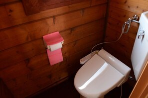 Mökki (Semi Open-air Bath) | Kylpyhuone | Erillinen kylpyamme ja suihku, ilmaiset hygieniatuotteet