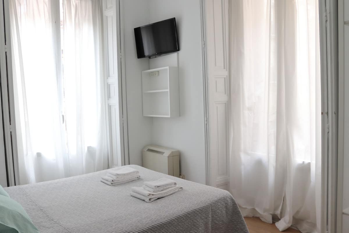 Large Double Room | 다리미/다리미판, 무료 WiFi, 침대 시트