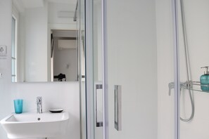 Camera singola | Bagno | Doccia, set di cortesia gratuito, asciugacapelli, asciugamani