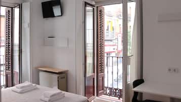 Large Double Room | Fer et planche à repasser, Wi-Fi gratuit, draps fournis