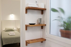 Dusche, kostenlose Toilettenartikel, Haartrockner, Handtücher