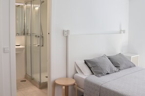 Large Double Room | Iron/ironing board, free WiFi, bed sheets