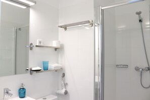 Large Double Room | Badezimmer | Dusche, kostenlose Toilettenartikel, Haartrockner, Handtücher