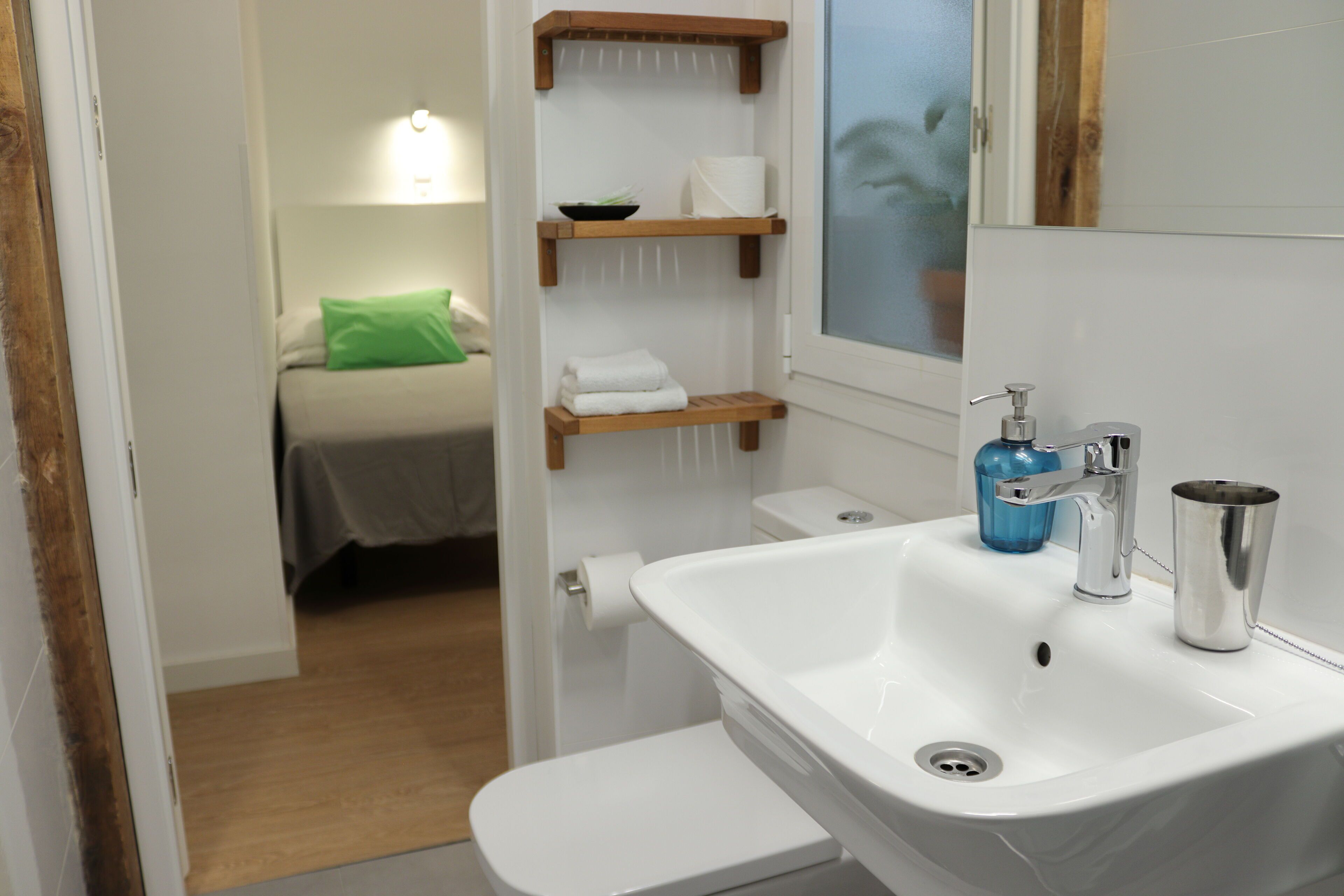 Comfort Double Room | Bathroom | Shower, free toiletries, hair dryer, towels