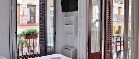 Large Double Room | Strygejern/strygebræt, gratis Wi-Fi, sengetøj