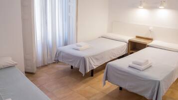 Dreibettzimmer | Bügeleisen/Bügelbrett, kostenloses WLAN, Bettwäsche
