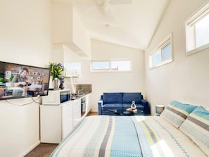 Studio | Soundproofing, iron/ironing board, free WiFi, bed sheets - Mckillop Geelong By Gold Star Stays (Geelong)