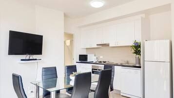 Apartamento standard, 1 quarto, banheira de hidromassagem | Cozinha privada | Geladeira grande, micro-ondas, fogão, cooktop