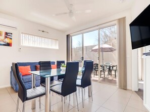 Family Suite, 1 Bedroom | In-room dining