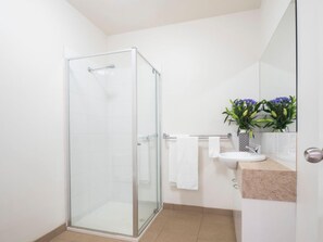 Standard Apartment, 2 Bedrooms | Bathroom - Mckillop Geelong By Gold Star Stays (Geelong)