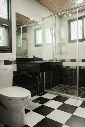Chambre Quadruple Standard, 2 grands lits | Salle de bain | Douche, douche à « effet pluie », articles de toilette gratuits