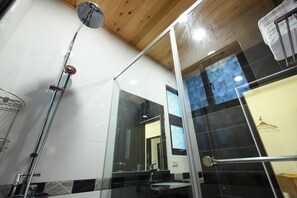 Shower, rainfall showerhead, free toiletries, hair dryer - KS House (Ji'an)