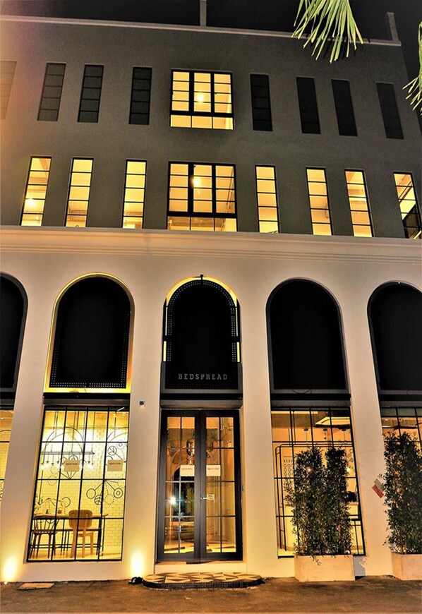 Vista frontal de la propiedad por la tarde o noche