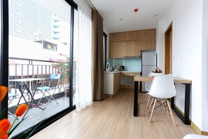 Estudio superior, 1 cama de matrimonio grande, vistas a la ciudad | Balcón