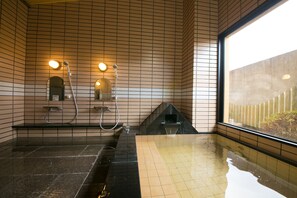 Gratis toiletartikelen, een bidet, handdoeken