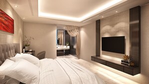 Une chambre à coucher moderne, dotée d’un grand lit, d’un téléviseur fixé au mur et d’une salle de bain visible à travers une porte en verre.