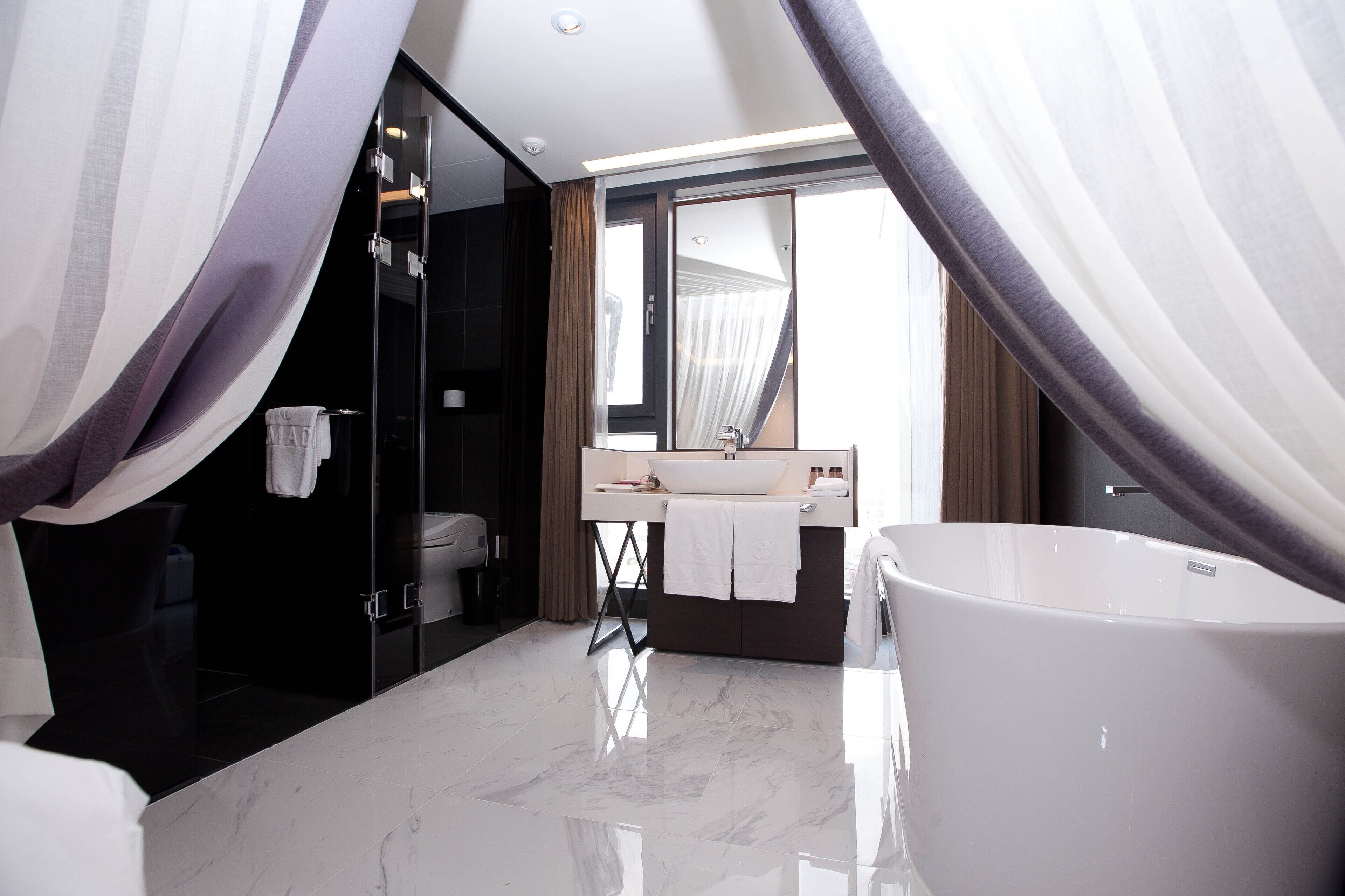 deluxe twin room (base person : 2, max person : 3) | in-room safe, desk, free wifi, bed sheets