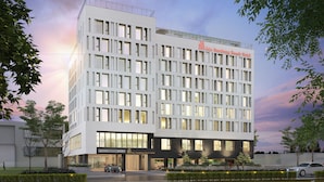 Un hôtel moderne, reconnaissable à son enseigne bien visible indiquant « BH Jeju Seouibong Beach Hotel ».