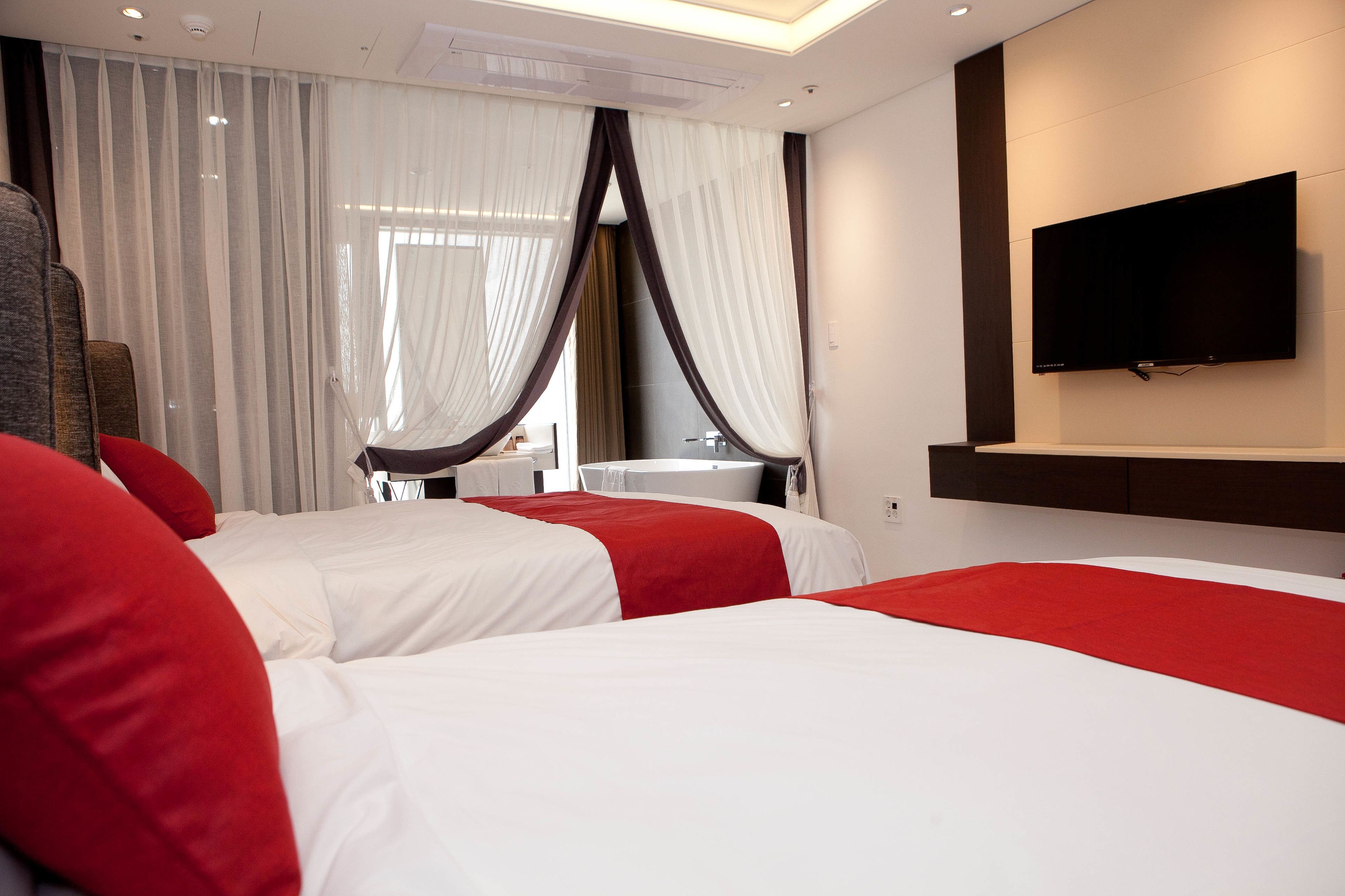 premier twin room (base person : 2, max person : 3) | in-room safe, desk, free wifi, bed sheets