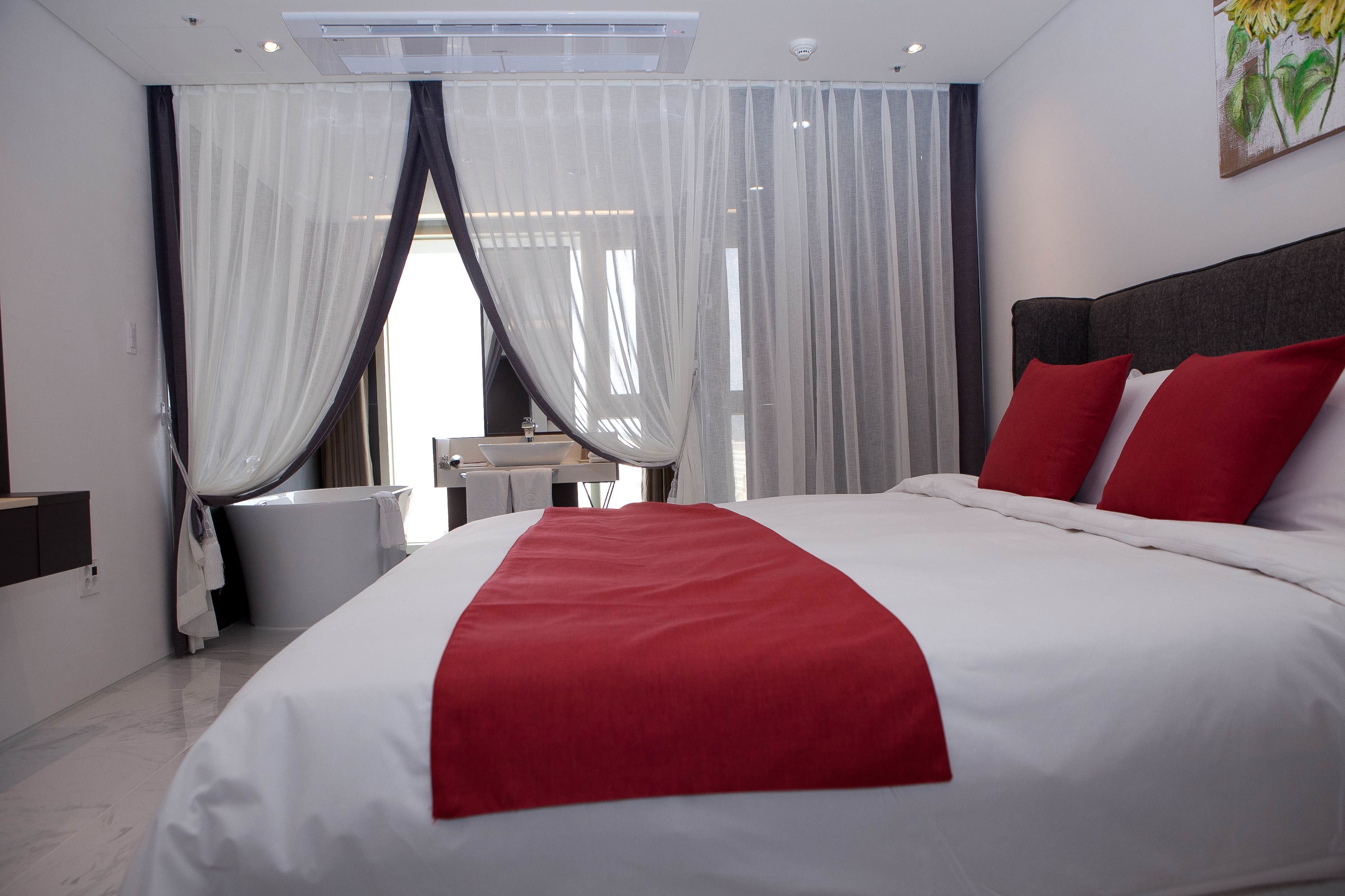 premier double room (base person : 2, max person : 2) | in-room safe, desk, free wifi, bed sheets