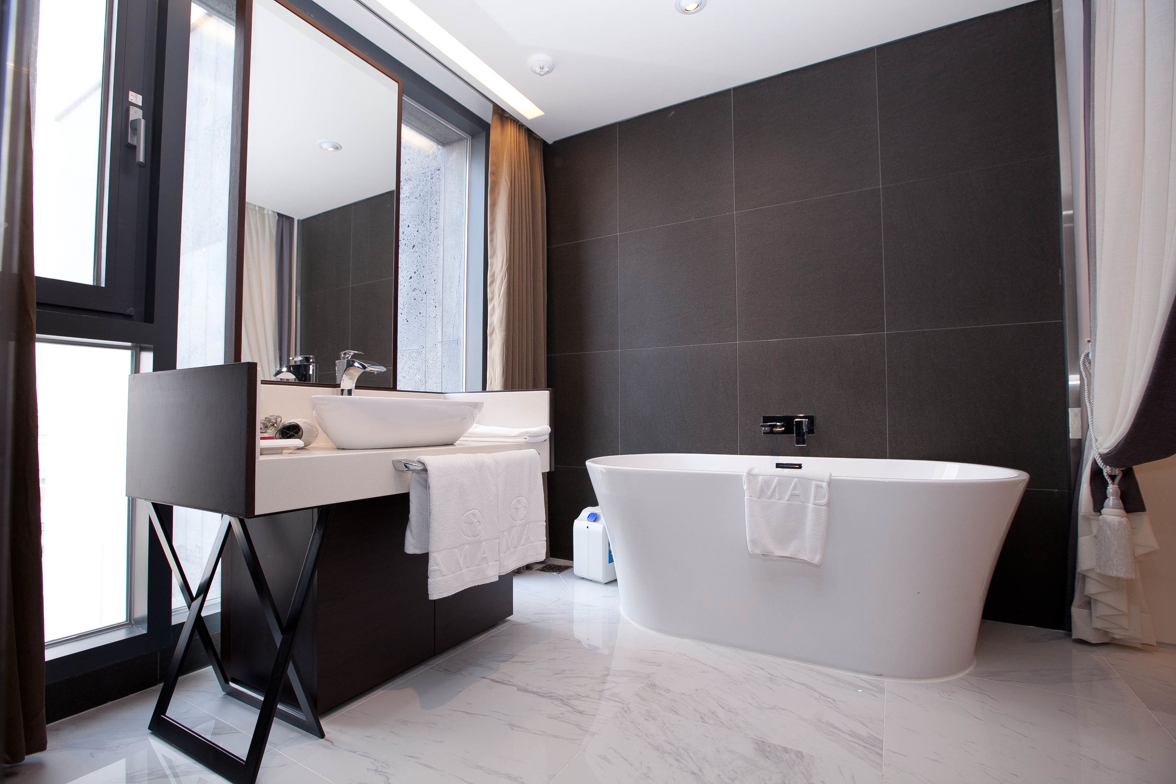 premier twin room (base person : 2, max person : 3) | deep-soaking bathtub