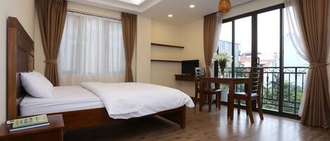 Apartment, Balcony | Desk, soundproofing, iron/ironing board, free WiFi