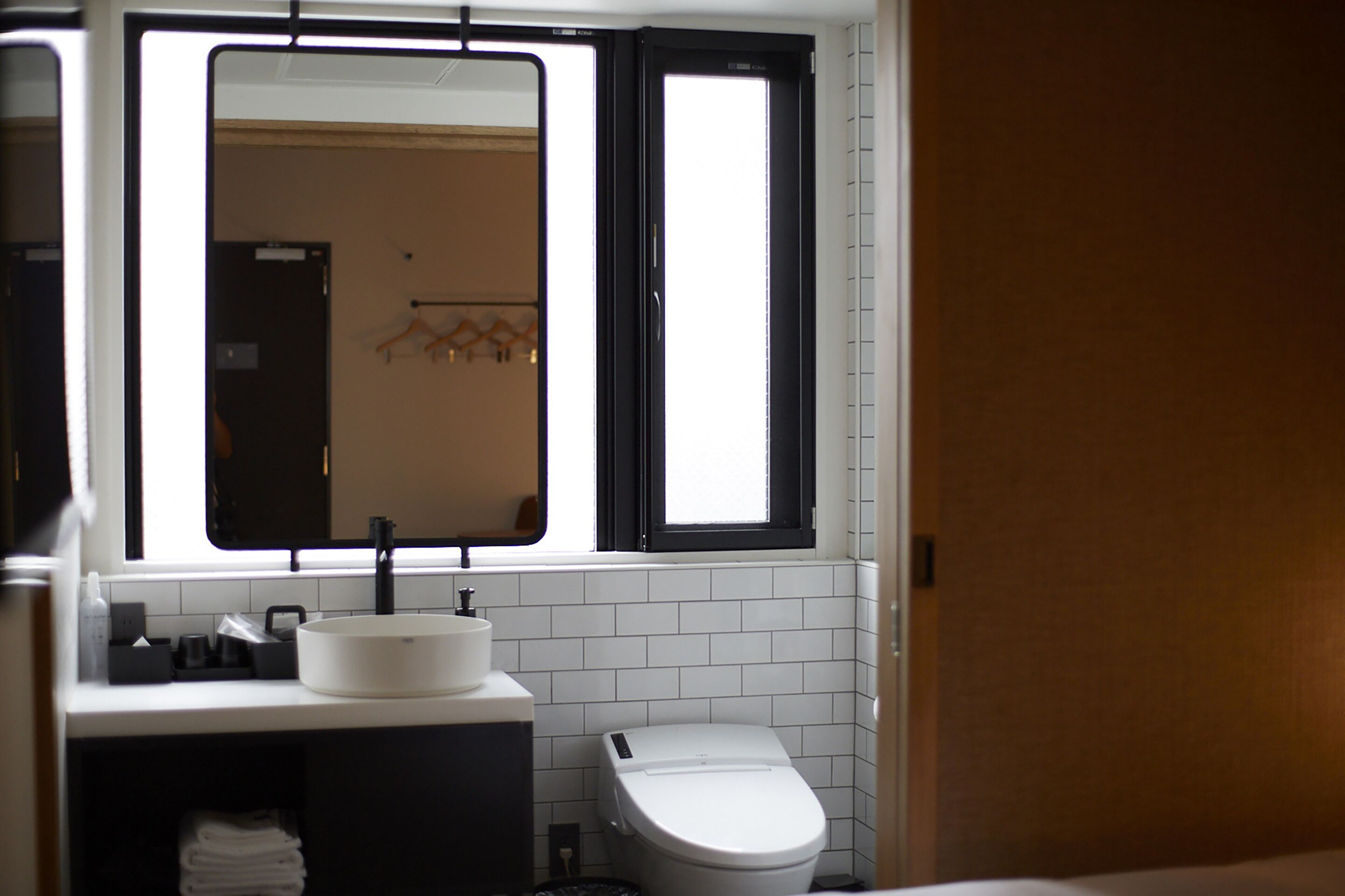 hollywood twin | bathroom | free toiletries, hair dryer, slippers, towels