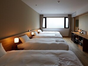 羽毛の掛け布団、セーフティボックス (室内)、デスク、WiFi (無料)