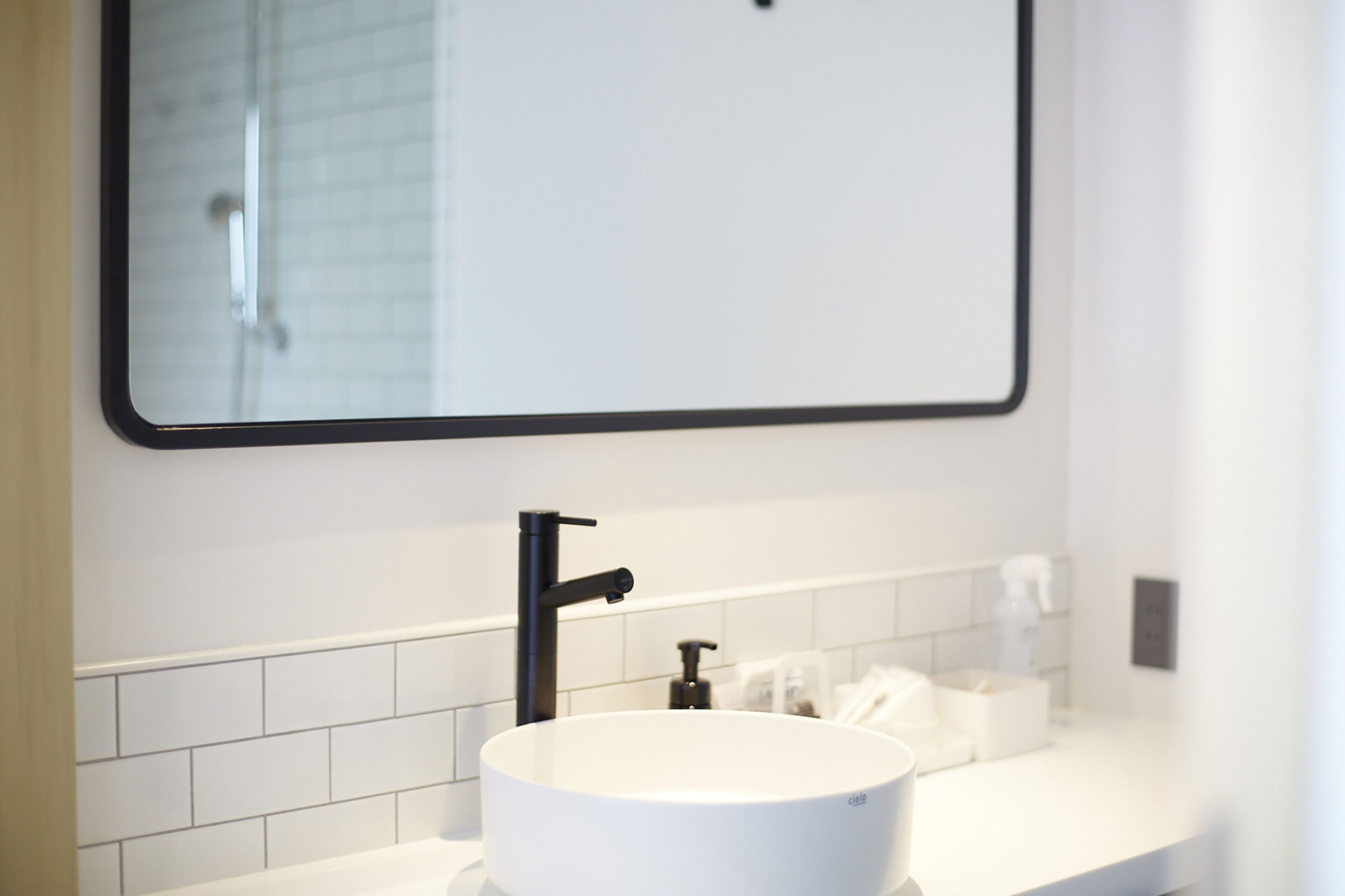 hollywood deluxe twin | down duvets, in-room safe, desk, free wifi