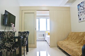 Habitación, 1 habitación | Área de sala de estar | Televisión de pantalla plana 