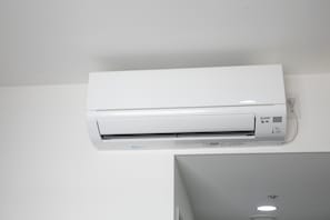 Un climatiseur blanc fixé au mur.