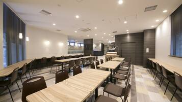 Desayuno continental diario (JPY 700 por persona)