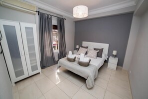 Escritorio, wifi gratis y ropa de cama 
