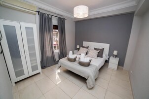 デスク、WiFi (無料)、ベ ッドシーツ