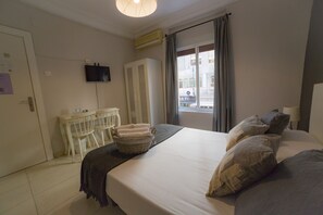 Habitación doble, 1 cama matrimonial, baño compartido | Escritorio, wifi gratis y ropa de cama 