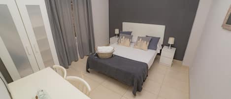 Double Room, 1 Double Bed, Shared Bathroom | Desk, free WiFi, bed sheets