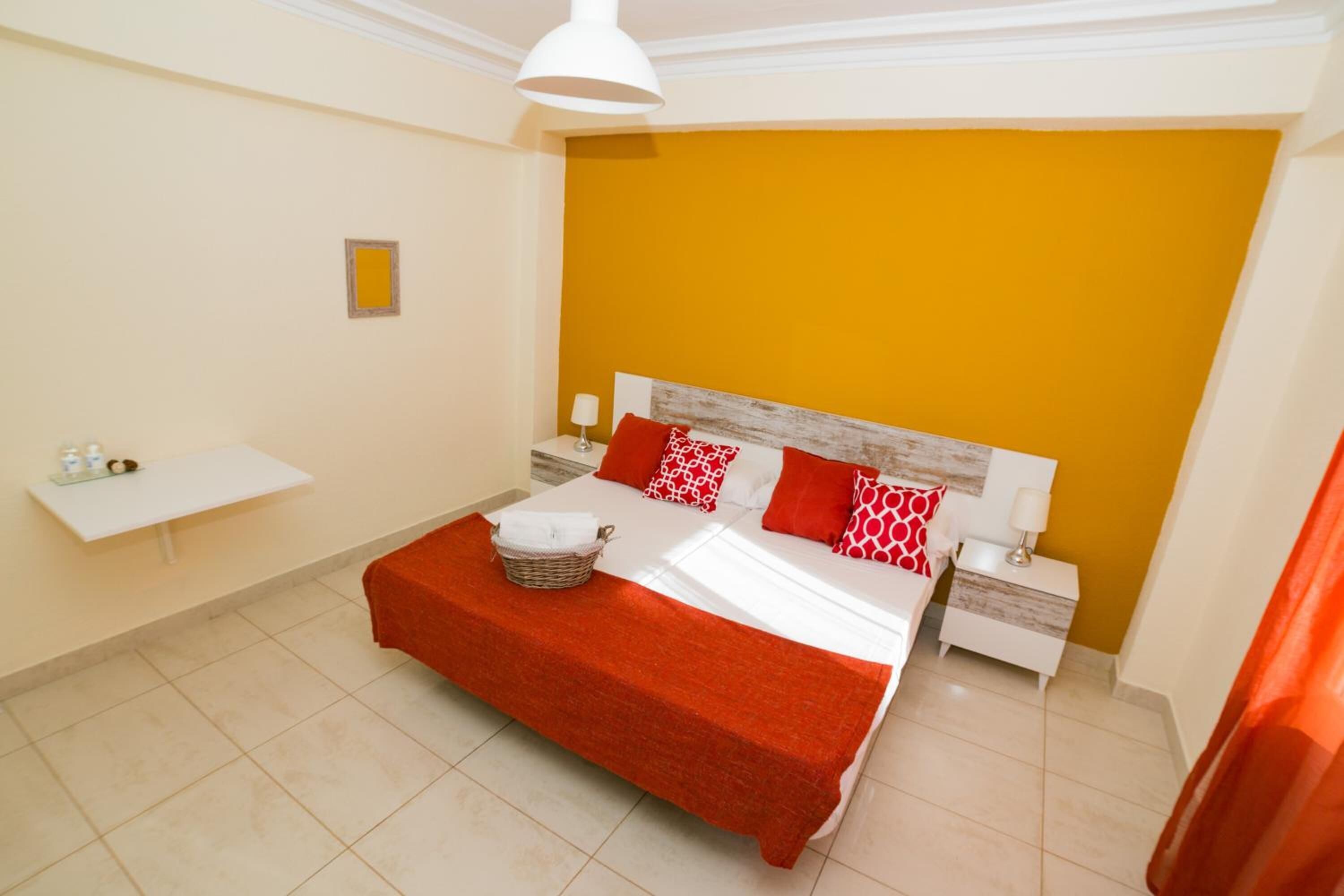 Een bureau, gratis wifi, beddengoed