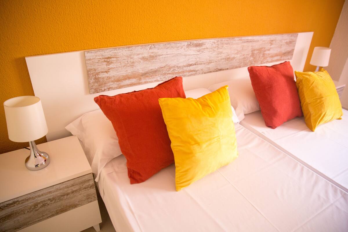 Habitación doble, 2 camas individuales, baño compartido | Escritorio, wifi gratis, ropa de cama