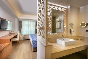 Minibar với thức ăn, đồ uống miễn phí, két bảo mật tại phòng 