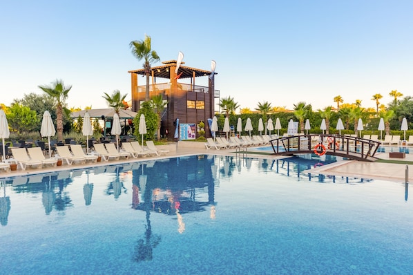 Una piscina techada, una piscina al aire libre de temporada