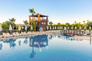 Una piscina techada, una piscina al aire libre de temporada